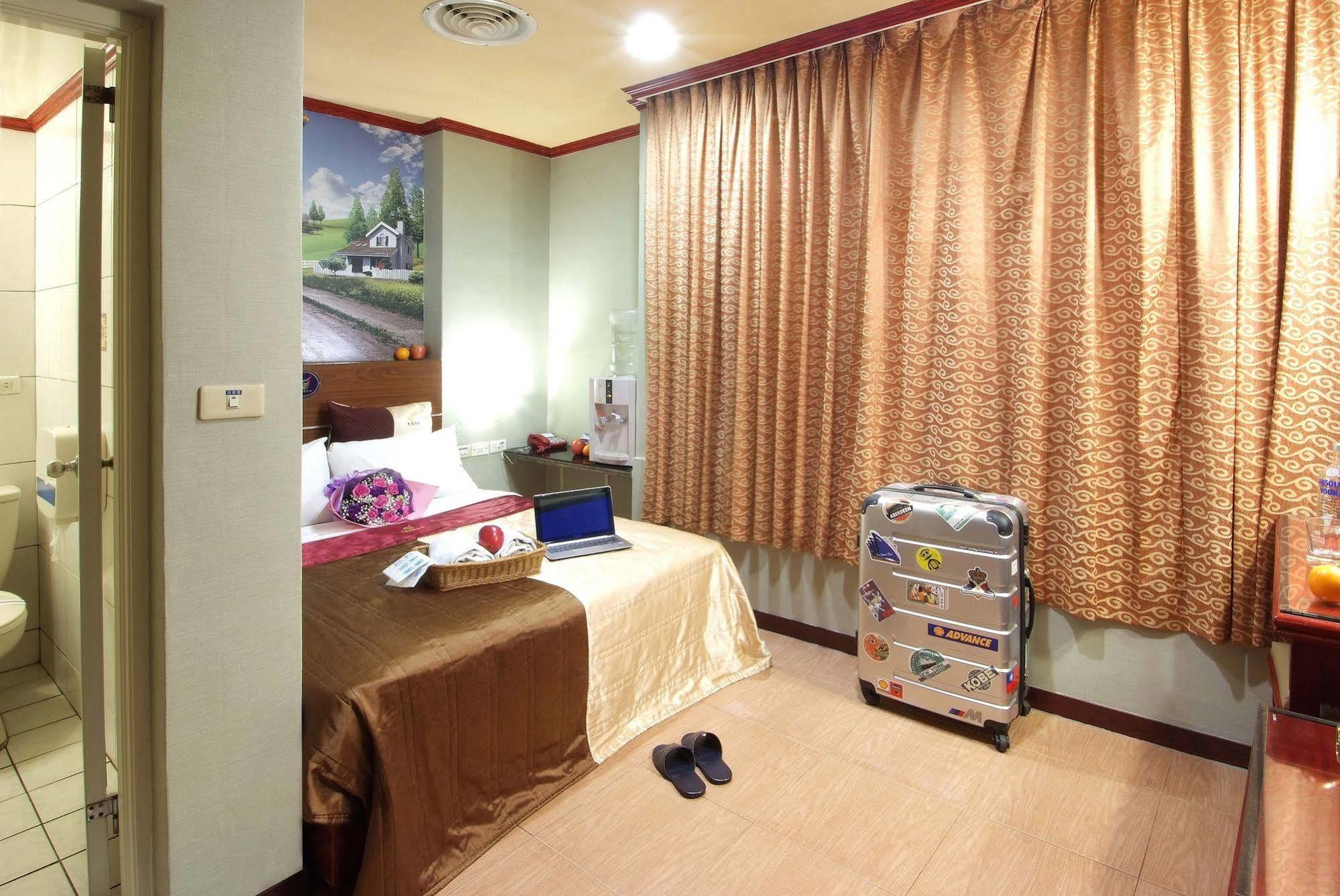 Golden Swallow Hotel Hsinchu City Exterior photo