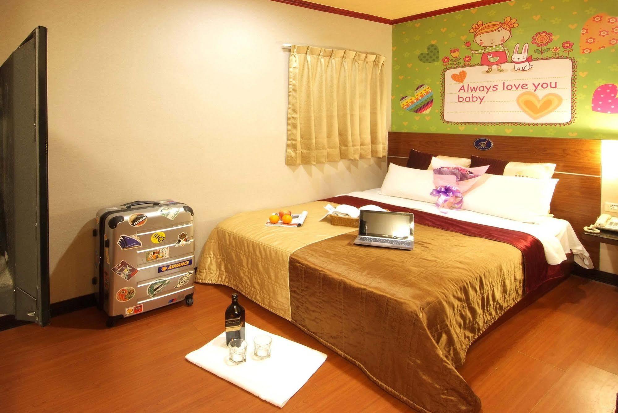 Golden Swallow Hotel Hsinchu City Exterior photo